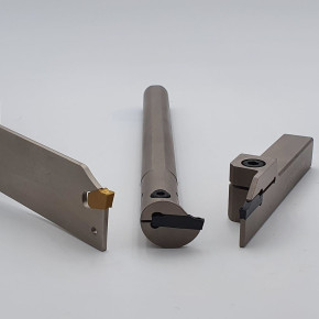 Toolholder for parting & grooving